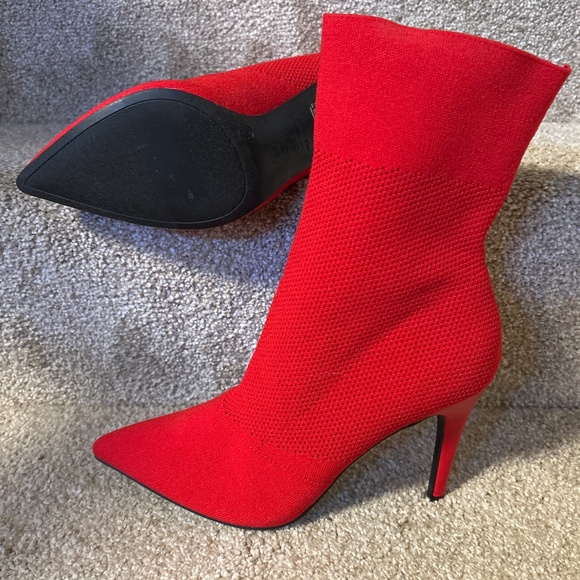 Red on the Runway! - Picture 2 of 3